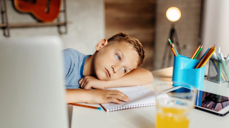 چرا بچه وسط مشق گریه و قهر می‌کند؟